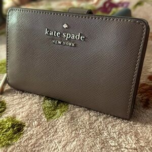 Kate spade saffiano medium wallet